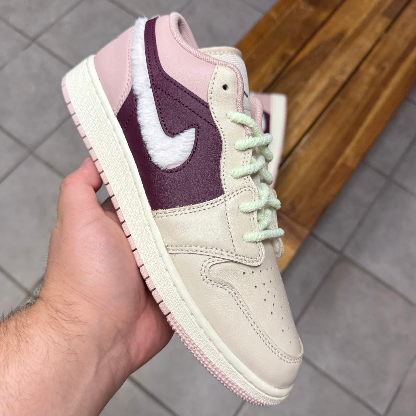 Air Jordan 1 Low SE GS 'Fur
Swoosh'