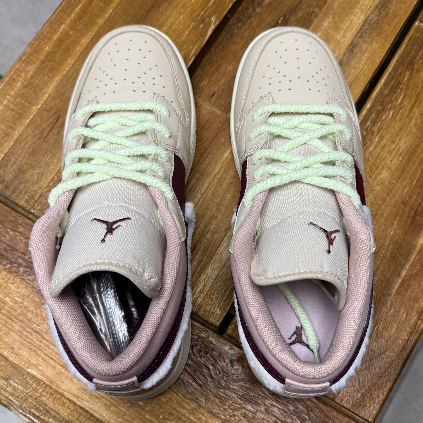 Air Jordan 1 Low SE GS 'Fur
Swoosh'
