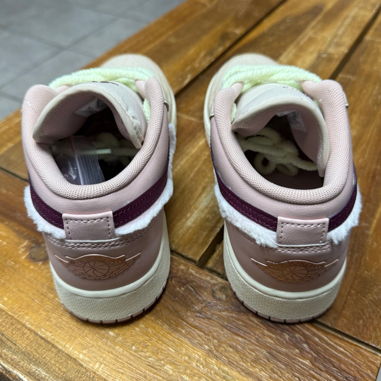 Air Jordan 1 Low SE GS 'Fur
Swoosh'