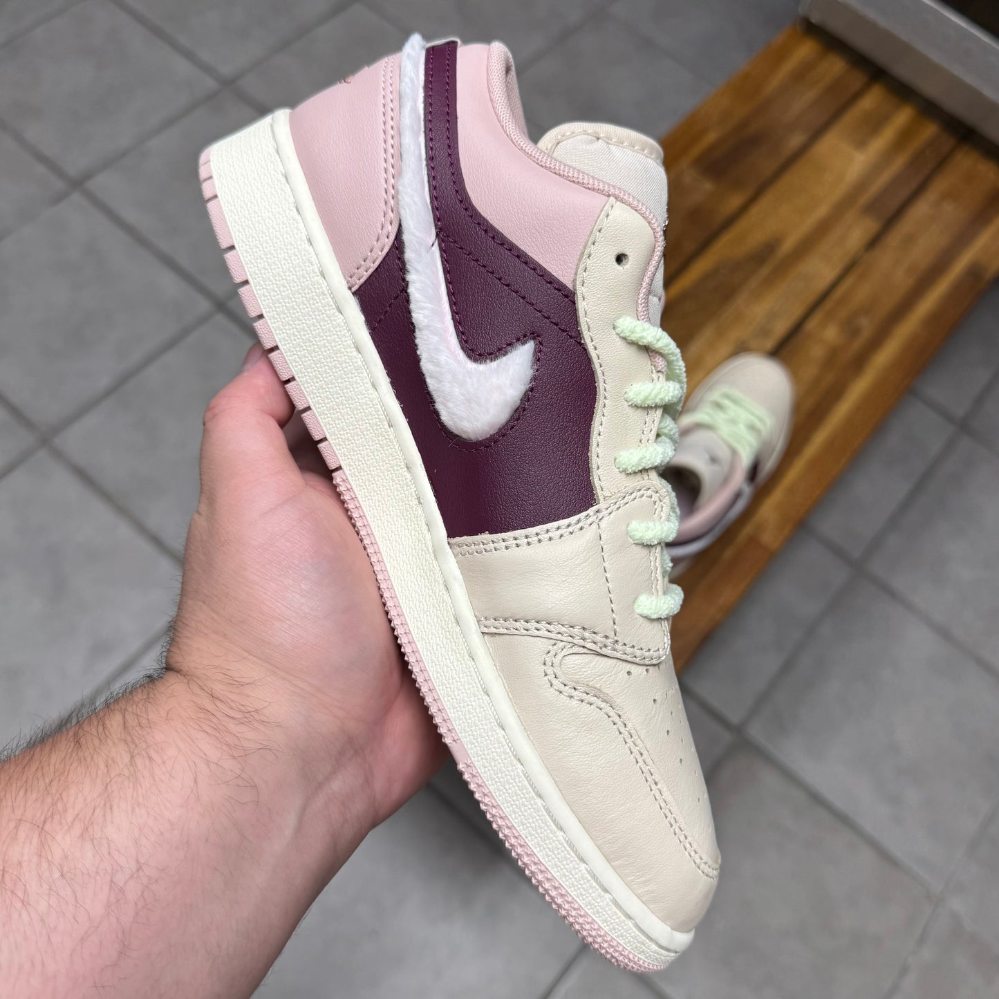 Air Jordan 1 Low SE GS 'Fur
Swoosh'