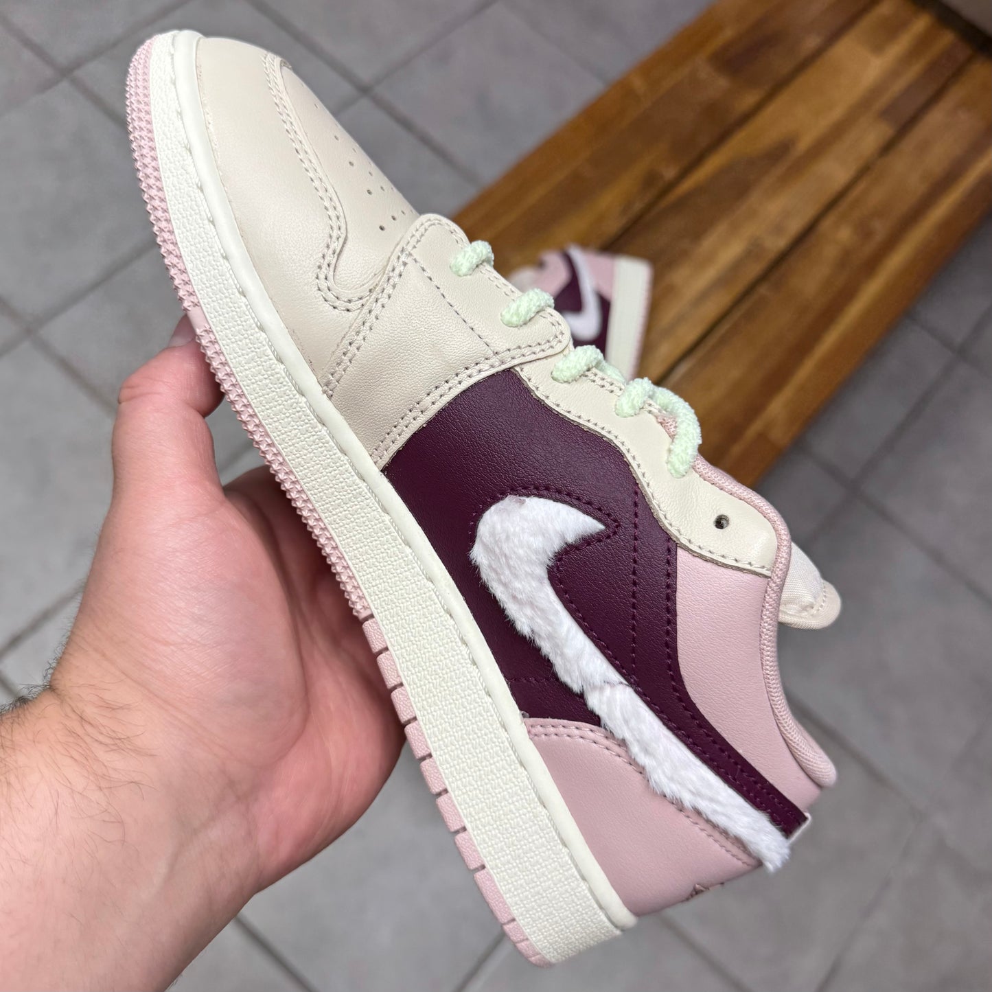 Air Jordan 1 Low SE GS 'Fur
Swoosh'