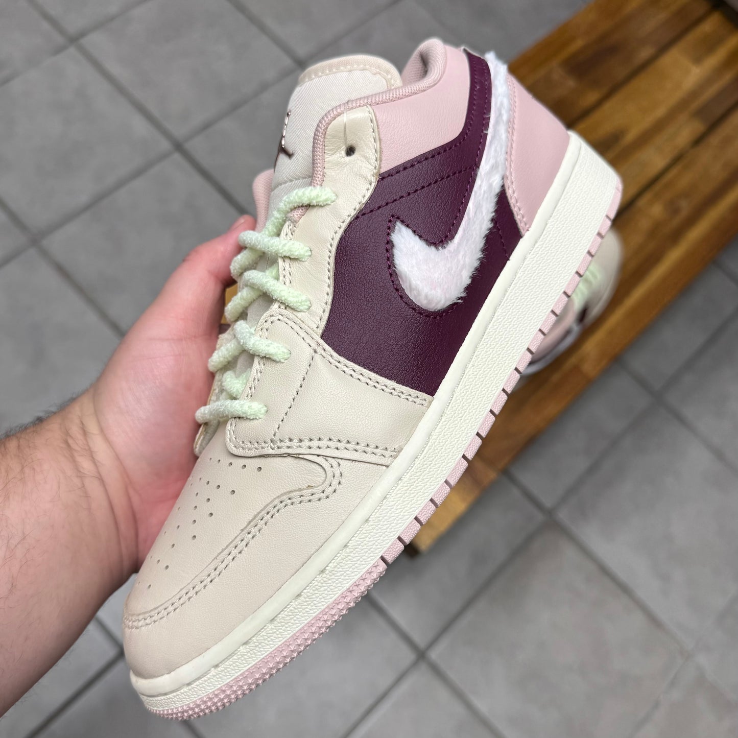 Air Jordan 1 Low SE GS 'Fur
Swoosh'