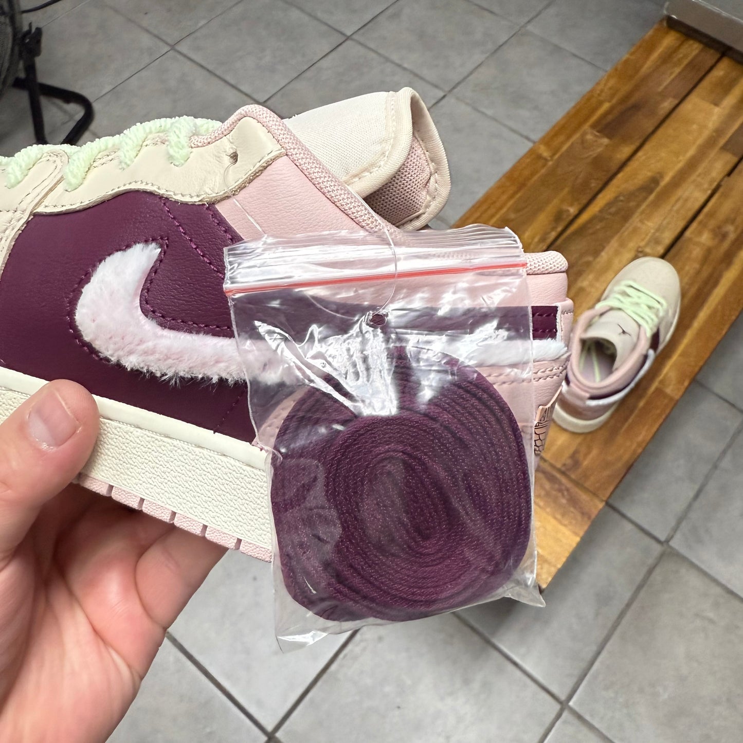 Air Jordan 1 Low SE GS 'Fur
Swoosh'