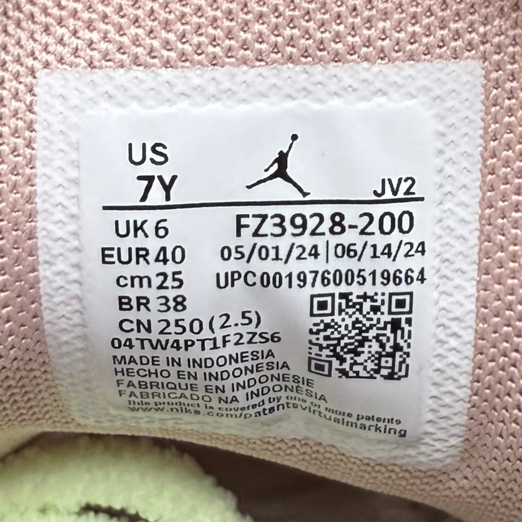 Air Jordan 1 Low SE GS 'Fur
Swoosh'