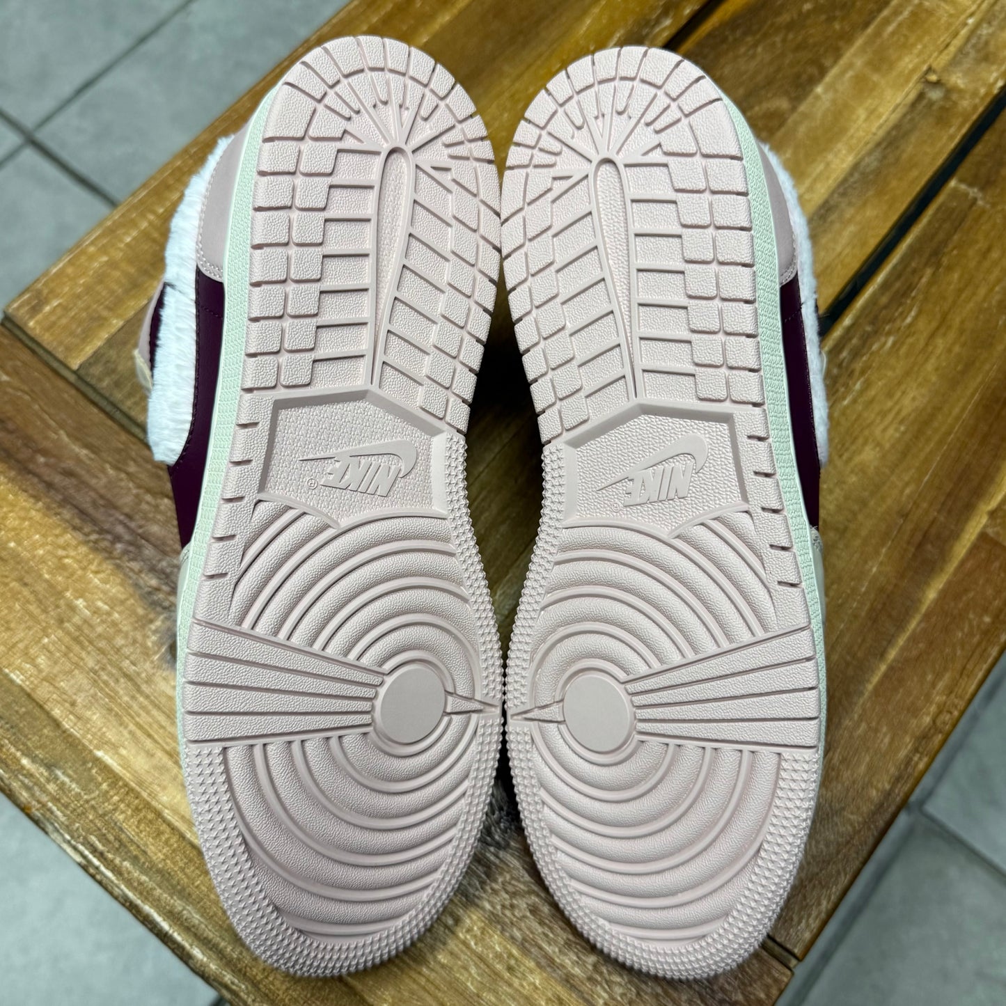 Air Jordan 1 Low SE GS 'Fur
Swoosh'