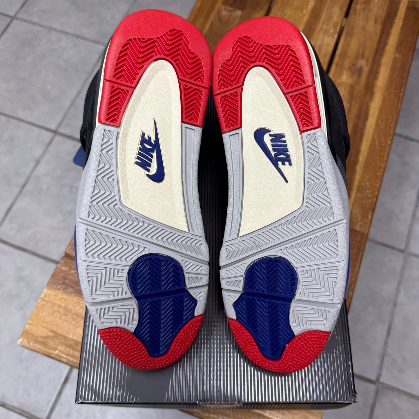 Jordan 4 Rare Air - White Lettering